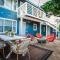 Visit the Beaches and Downtown from this Eclectic Apartment - Long Beach