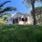 Villa immersa nel verde a 150mt dal mare adiacente al Forte Village Resort