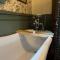Remarkable Boultons Barn with hot tub - Newton Abbot