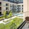 Embassy Gardens 2 Bed Apartment W/Pool View
