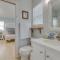 Waterfront Dauphin Island Home with Deck and Boat Dock - 多芬岛