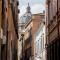 Peaceful apartment in piazza Venezia’s alleys