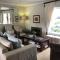 Serendipity - 3 Bedroom home, jacuzzi & inside barbecue