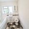 2 Bed Spacious Apartment, Sleeps 5, Free Wifi, Free Parking, Amenities Nearby, Good Transport Links Nearby, Contractors and Holidays - Harlow