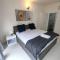 Contemporary 2 BR, Pool view Apt