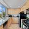 Beverly Hills Glamour Oasis 2 BR Apt with Parking 304 - 洛杉矶