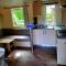 Mobil-home dans la forêt haute et tranquille