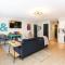 Stylish 1 Bedroom Suite with Lake Access