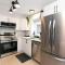 Stylish 1 Bedroom Suite with Lake Access