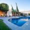 Angelic Centro 2BR, Pool & Jacuzzi, Gated Village