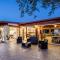 Lovely flat with covered outdoor seating area overlooking the greenery