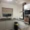 Comfortable Home away from Home, spacious 2 bedroom town house,self catering, free parking, walking distance to Cheltenham town centre