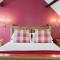 Beautiful Secluded 2 Bedroom Coach House