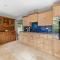 Beautiful Secluded 2 Bedroom Coach House