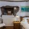 Lantau Cottage: Historic Elizabethan house very close to the beach