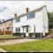 Come & unwind in Charming 5 Bed House in Blackburn