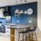 Free Parking Stylish & modern 4-bedroom home with sea views