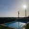 Encantadora moradia T1, com piscina e vista mar a 500m da praia