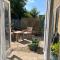 Cotswold studio with kitchen & patio