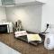 Modern Minimalist Studio with Essential Comfort - 丰沙尔