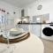 Modern Minimalist Studio with Essential Comfort - 丰沙尔