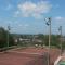 Logement avec stationnement tennis et piscine