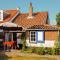 Countryside Bliss: Historic Cottage by the Sea