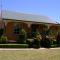 "Grand Ole Topiary" Cottage Accommodation Railton