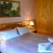 "Grand Ole Topiary" Cottage Accommodation Railton