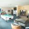 Helle FeWo am Waldrand - mit Balkon, Pool & Sauna