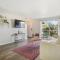 12 Min to Airport Spacious Backyard and Fire Pit
