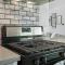 12 Min to Airport Spacious Backyard and Fire Pit