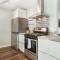 12 Min to Airport Spacious Backyard and Fire Pit