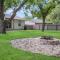 12 Min to Airport Spacious Backyard and Fire Pit