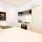 Sun-lit Suburban Stay near Westfield Doncaster