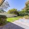 Small dog friendly 4-49 Bonito St - air con & Wi-Fi