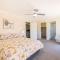 Small dog friendly 4-49 Bonito St - air con & Wi-Fi