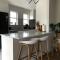 Bright & Comfy Stay in Newly Renovated Home with parking - Auckland