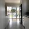 Bright & Comfy Stay in Newly Renovated Home with parking - Auckland