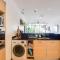 CR MARIPOSA RENTALS Cozy Retreat with Pool,Tennis,Gym,Free WiFi