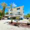 Two story condo with ocean on one side and bay on other only steps away - برادنتون بيتش