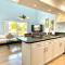 Two story condo with ocean on one side and bay on other only steps away - برادنتون بيتش