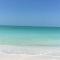 Two story condo with ocean on one side and bay on other only steps away - برادنتون بيتش