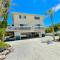 Two story condo with ocean on one side and bay on other only steps away - برادنتون بيتش