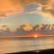 Two story condo with ocean on one side and bay on other only steps away - برادنتون بيتش