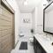 Downtown Houston Deluxe King Suite with Spa Amenities, Pool and Free Parking