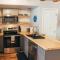 Newly Renovated, Spacious Condo, 3 min to the ski lifts!