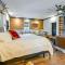 Modern Franklin Studio Prime Downtown Location!