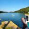 Modern cosy apartment walking distance to many cove beaches and coast path walks as well as the famous Helford river
