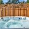 Modern Cottage, Hot Tub, Bistro Patio, Putting Green, Walk to All!